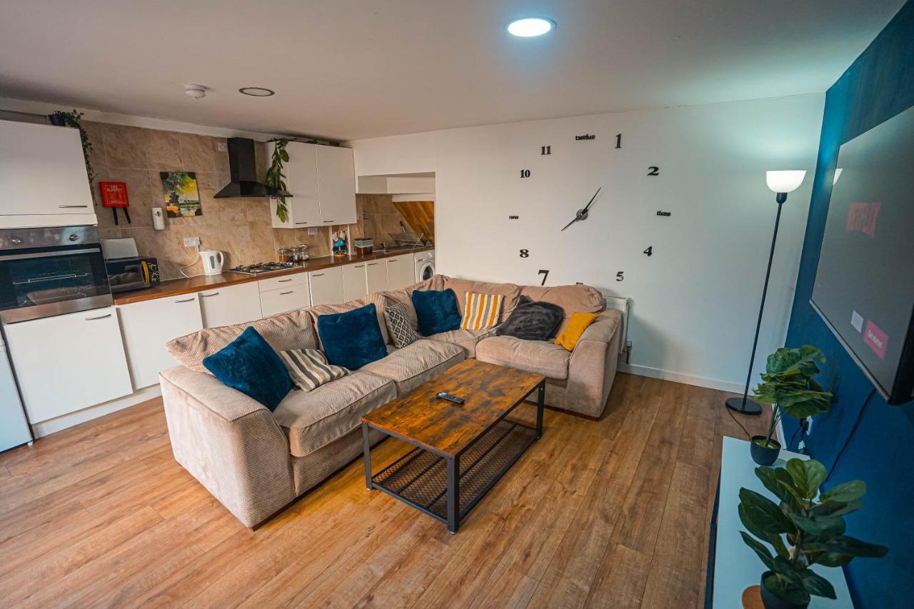 Private And Spacious 2 Bedroom House - Free Parking! كارديف المظهر الخارجي الصورة