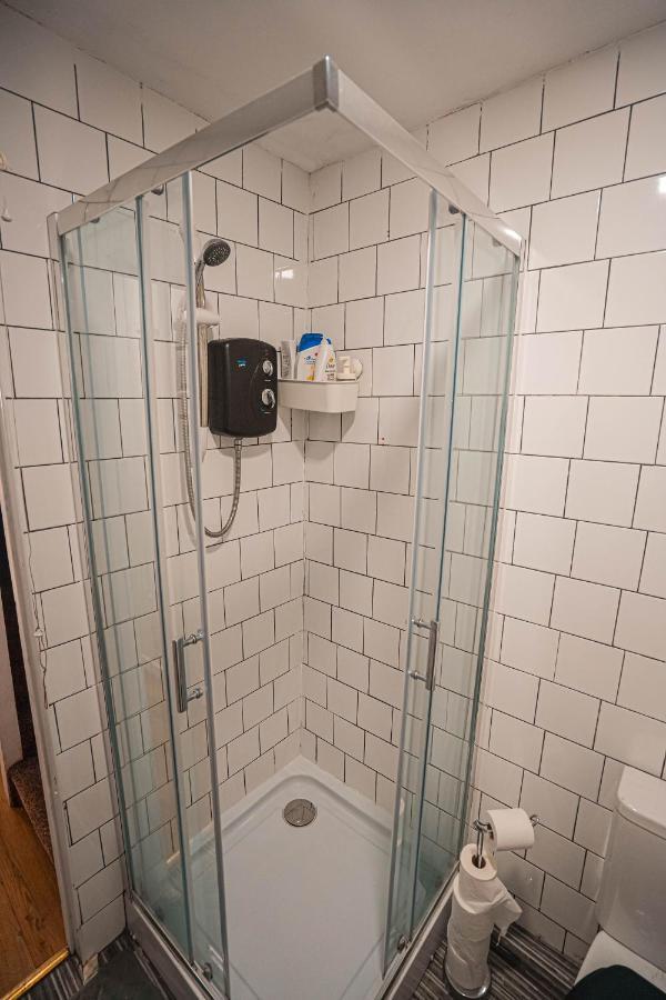 Private And Spacious 2 Bedroom House - Free Parking! كارديف المظهر الخارجي الصورة