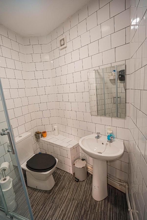 Private And Spacious 2 Bedroom House - Free Parking! كارديف المظهر الخارجي الصورة