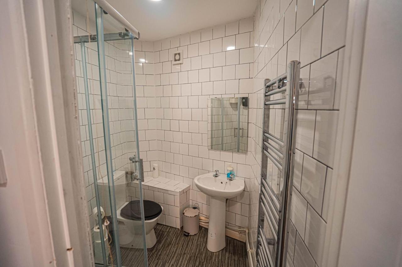 Private And Spacious 2 Bedroom House - Free Parking! كارديف المظهر الخارجي الصورة