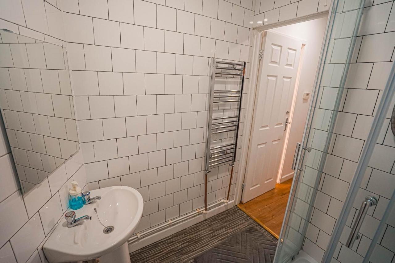 Private And Spacious 2 Bedroom House - Free Parking! كارديف المظهر الخارجي الصورة