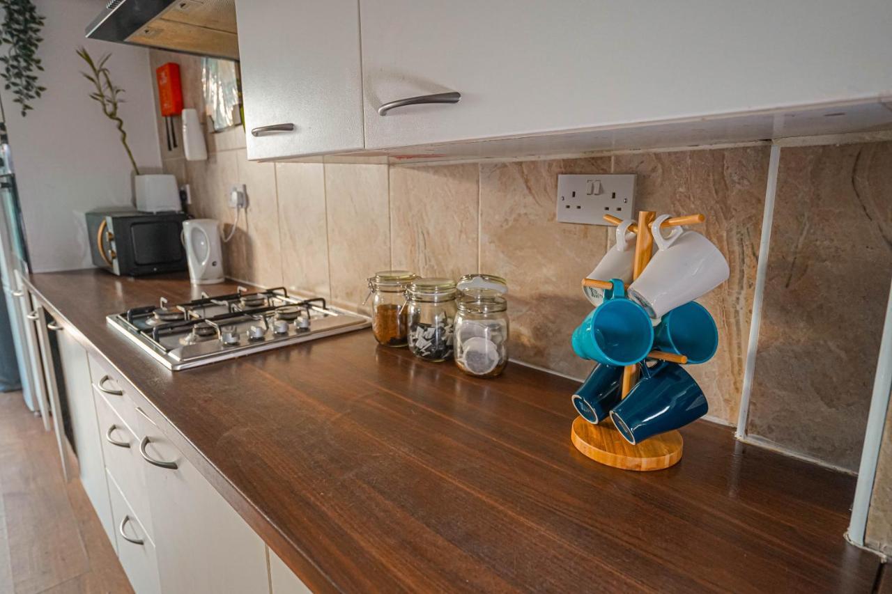 Private And Spacious 2 Bedroom House - Free Parking! كارديف المظهر الخارجي الصورة